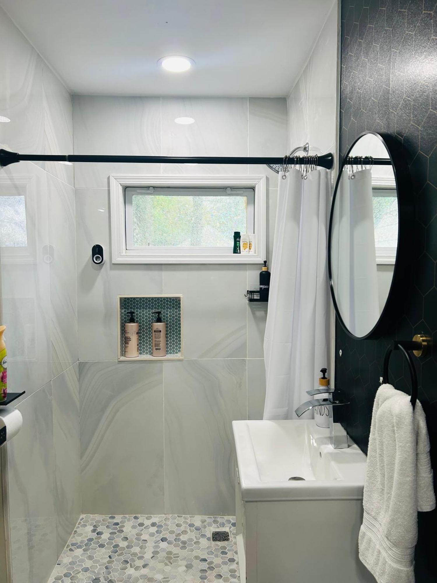 Fancy Studio Private Entrance Selden Exterior photo